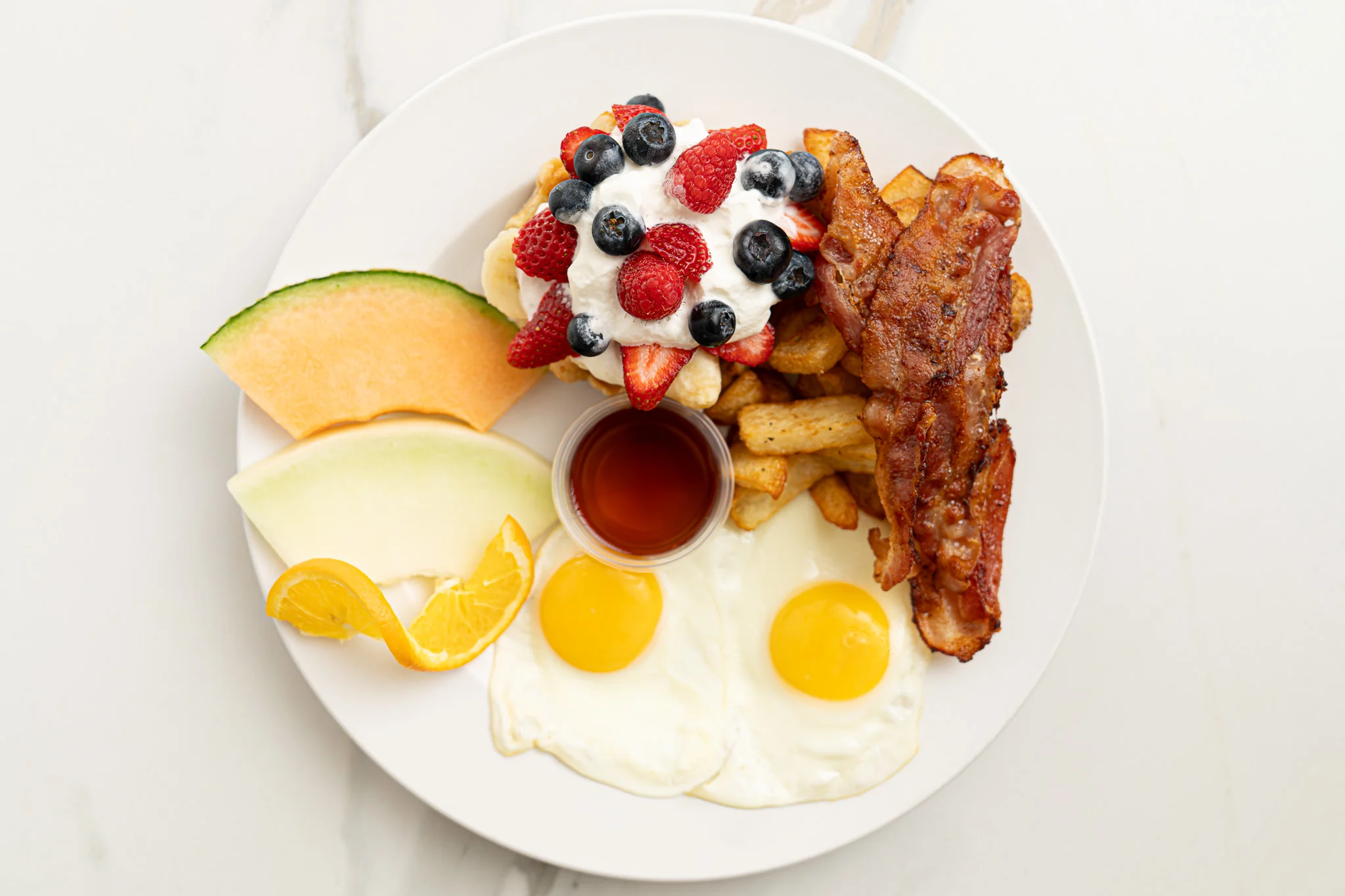 2 œufs, viande au choix, gaufre aux fruits frais — Restaurant Le Moulin