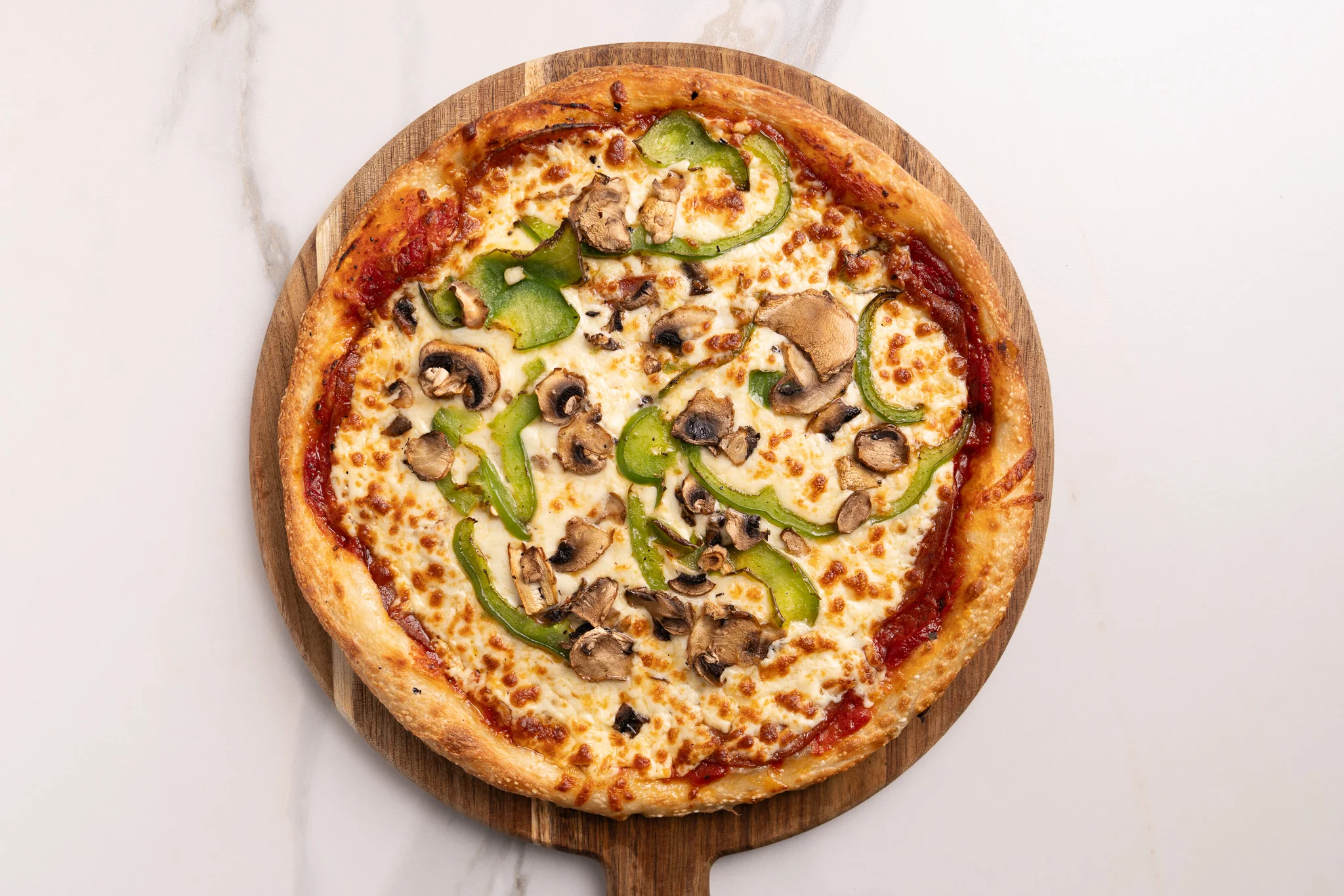 Pizza toute garnie — Restaurant Le Moulin